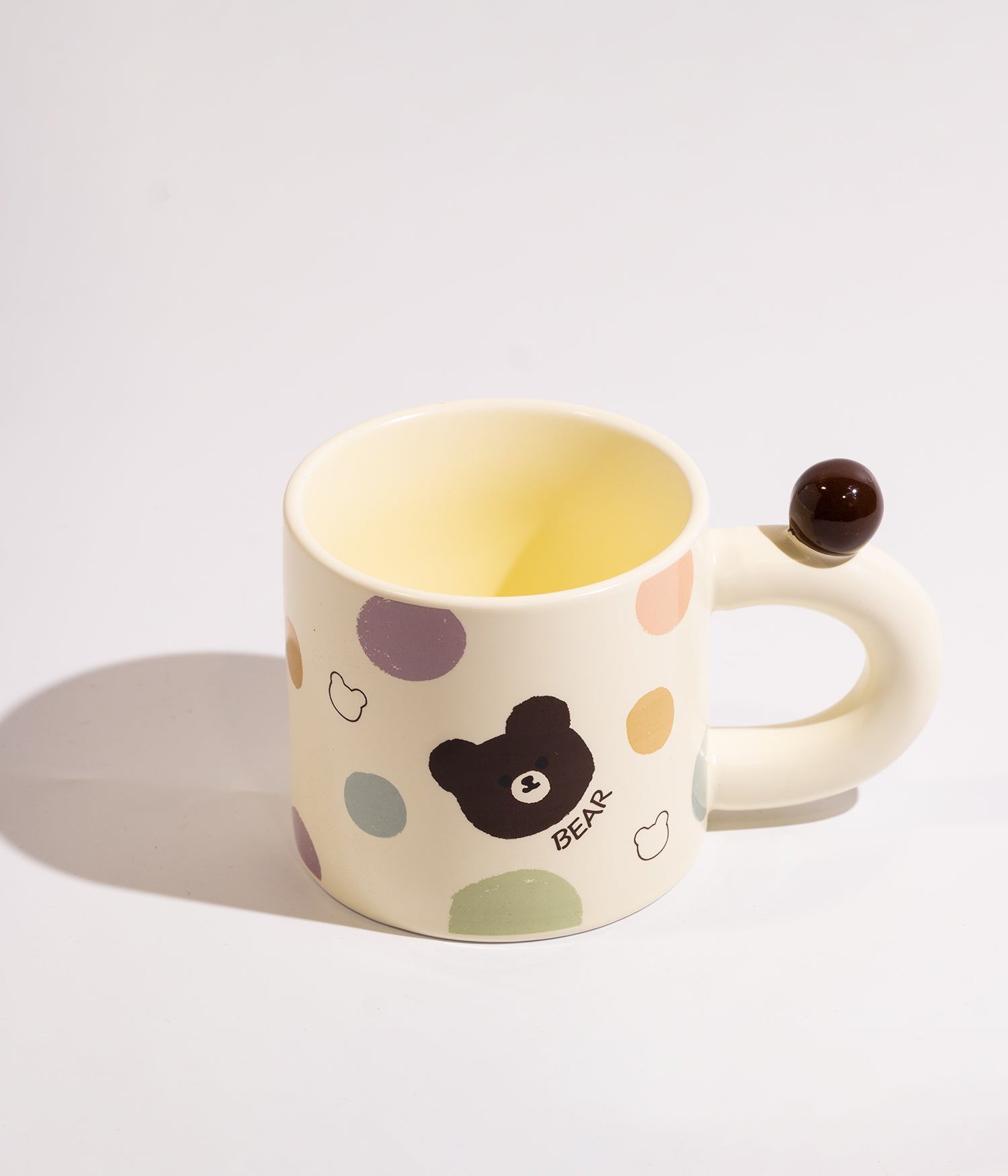 كوب سيراميك برسمة دباديب بنقاط وخطوط ملونة مزوّد بغطاء ومزاز