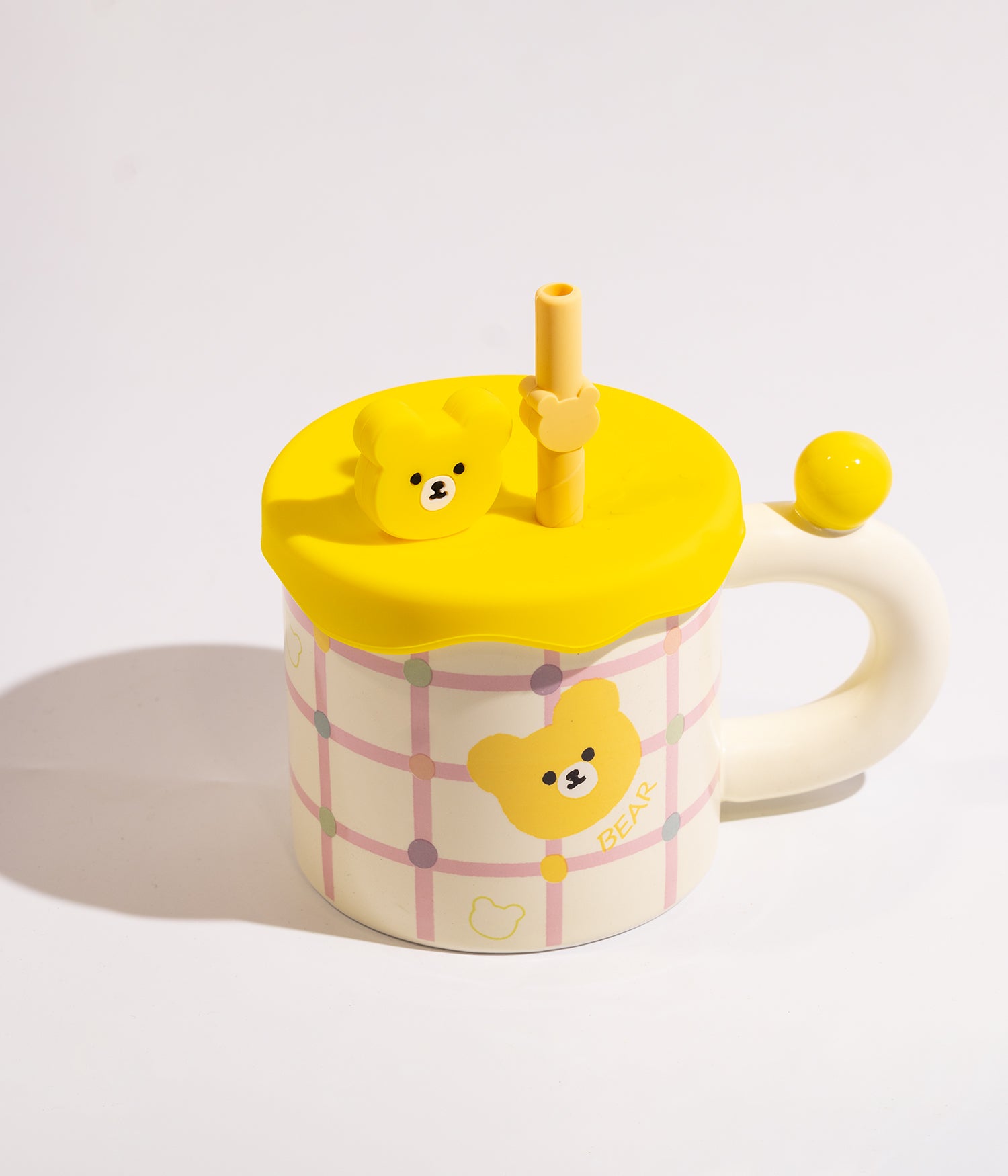 كوب سيراميك برسمة دباديب بنقاط وخطوط ملونة مزوّد بغطاء  اصفر ومزاز