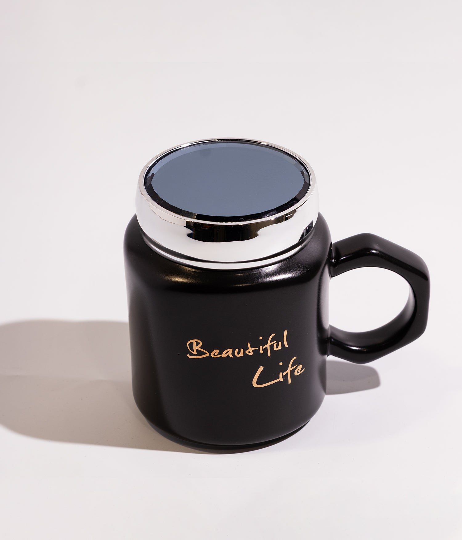 كوب سيراميك بعبارة «بيوتفل لايف» مع غطاء مرآة لحفظ الحرارة بلون أسود