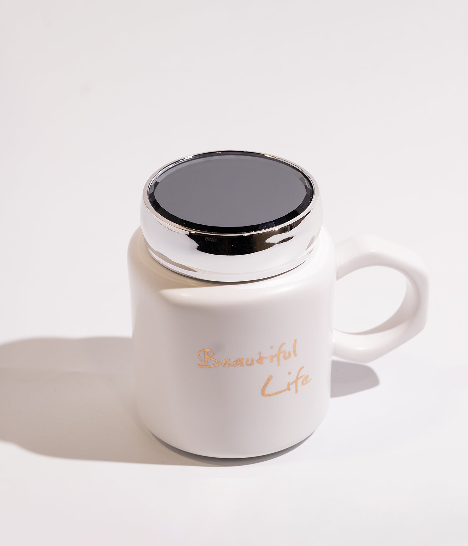 كوب سيراميك بعبارة «بيوتفل لايف» مع غطاء مرآة لحفظ الحرارة بلون أبيض