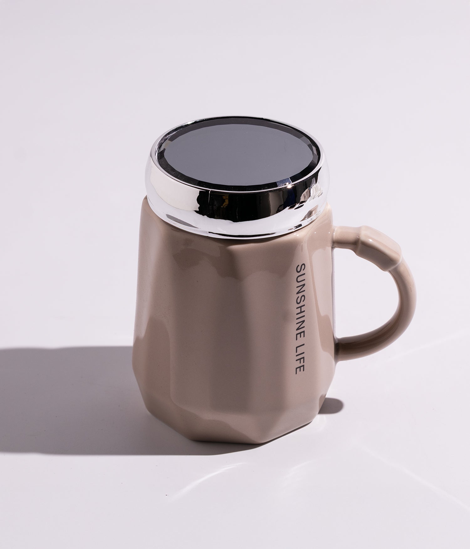 كوب سيراميك بتصميم عبارات تحفيزية أنيقة، مع غطاء فضي محكم الإغلاق لحفظ الحرارة، باللون البيج