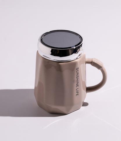 كوب سيراميك بتصميم عبارات تحفيزية أنيقة، مع غطاء فضي محكم الإغلاق لحفظ الحرارة، باللون البيج