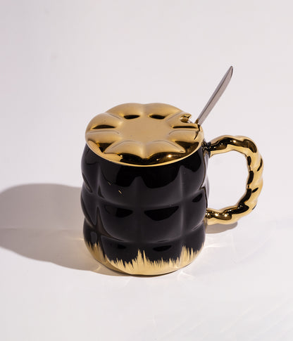 كوب سيراميك بلمسات ذهبية أسفل الكوب وعلى الغطاء والمقبض مع ملعقة باللون الأسود