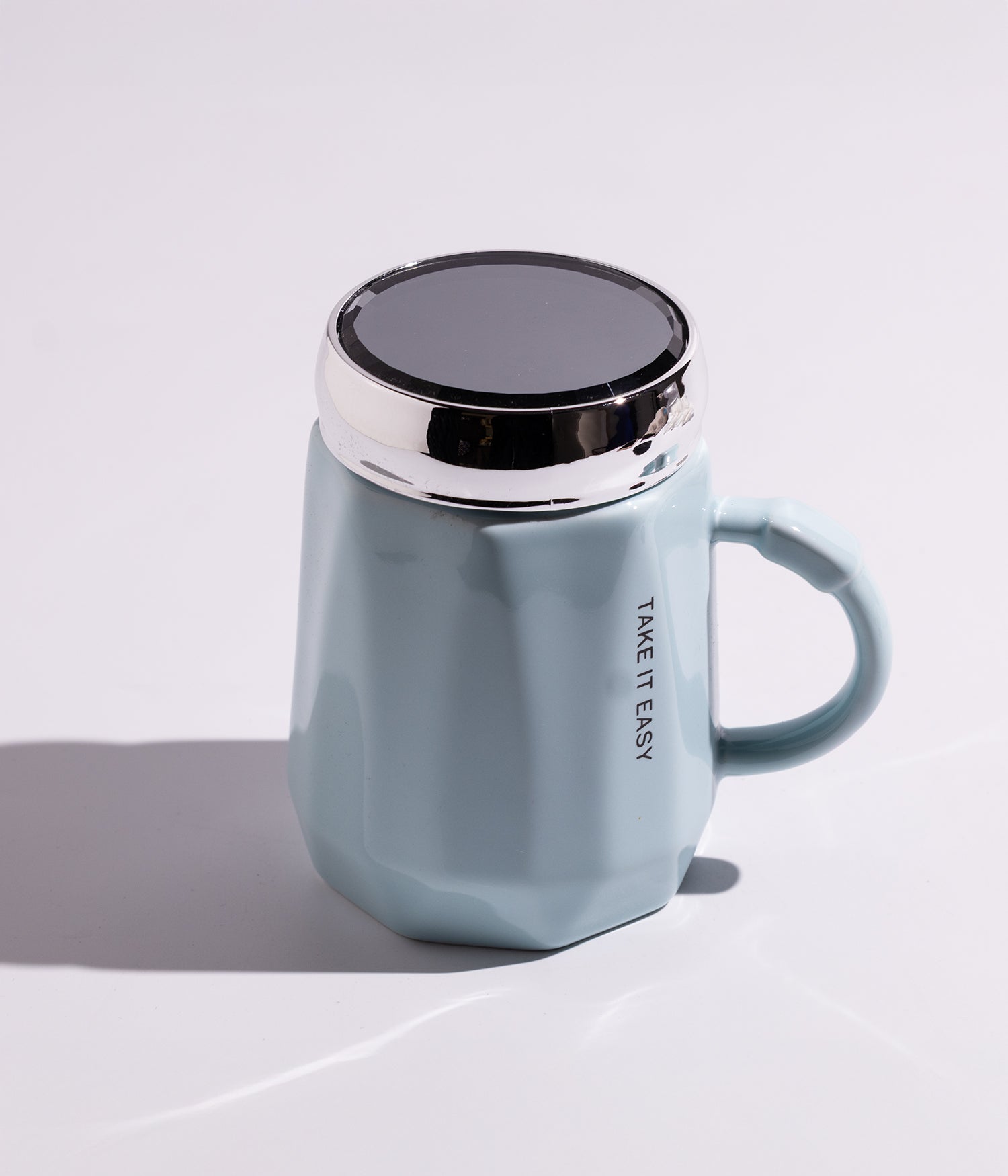 كوب سيراميك بتصميم عبارات تحفيزية أنيقة، مع غطاء فضي محكم الإغلاق لحفظ الحرارة، باللون الأزرق