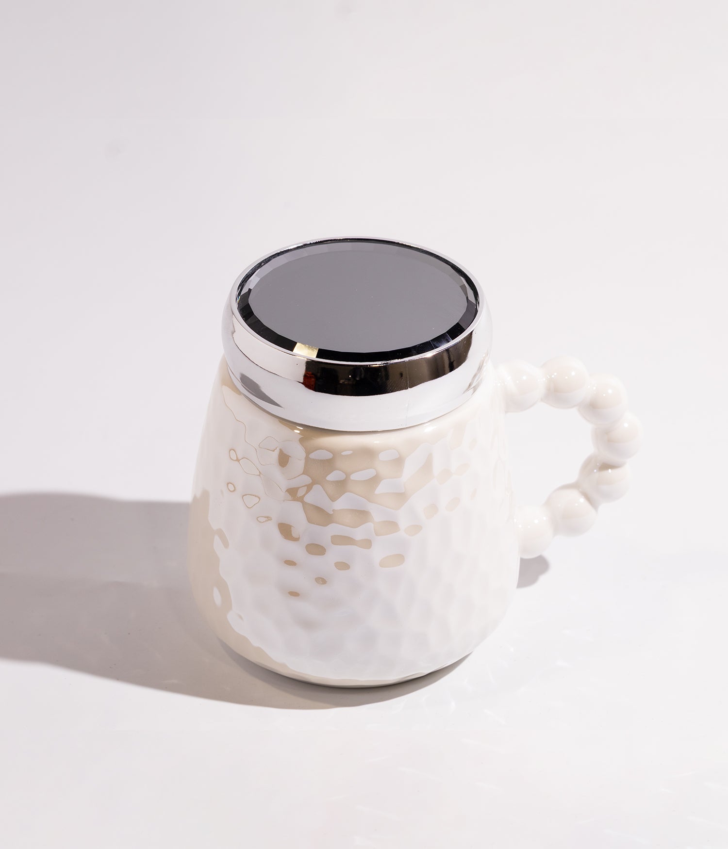 كوب سيراميك بتصميم فقاقيع (بابلز) مع غطاء معدني لحفظ الحرارة باللون الأبيض