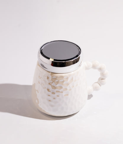 كوب سيراميك بتصميم فقاقيع (بابلز) مع غطاء معدني لحفظ الحرارة باللون الأبيض