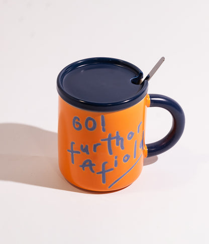 كوب سيراميك بعبارات لطيفة ونصائح إيجابية مع غطاء وملعقة بلون برتقالي