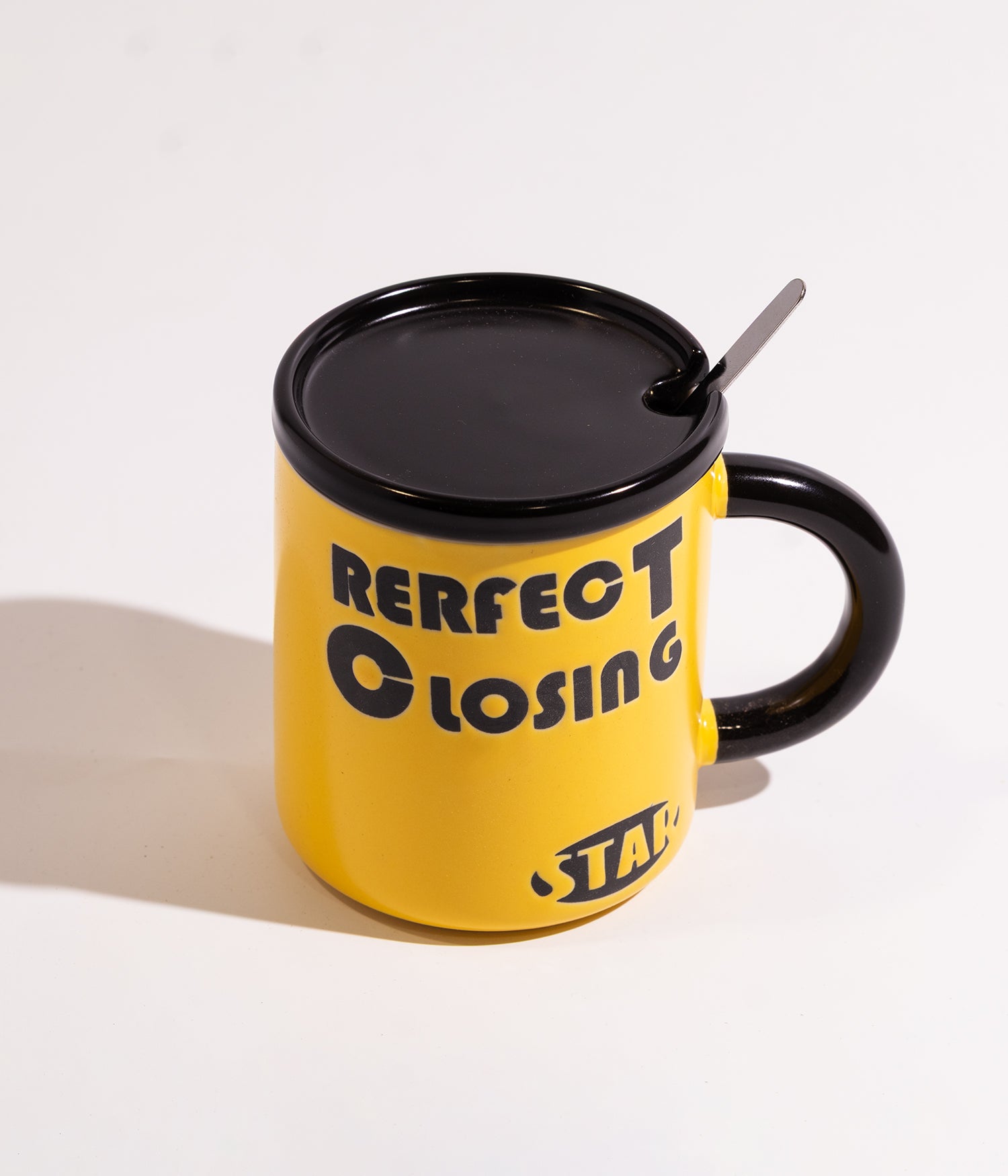 كوب سيراميك بعبارات لطيفة ونصائح إيجابية مع غطاء وملعقة بلون أصفر