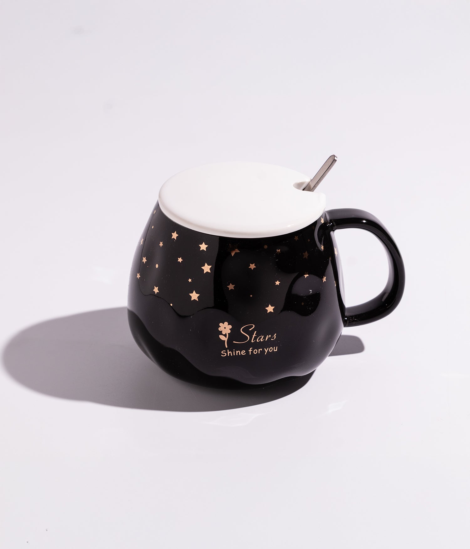 كوب سيراميك بتصميم لطيف مزين بالنجوم مع غطاء وملعقة باللون الأسود