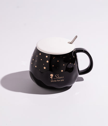 كوب سيراميك بتصميم لطيف مزين بالنجوم مع غطاء وملعقة باللون الأسود