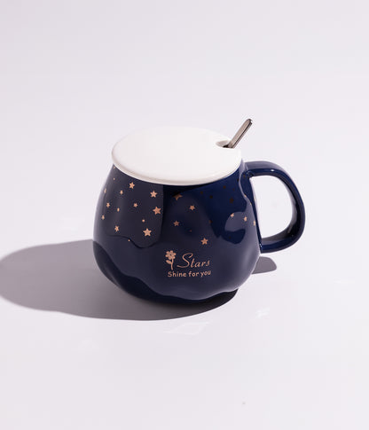 كوب سيراميك بتصميم لطيف مزين بالنجوم مع غطاء وملعقة باللون الأزرق