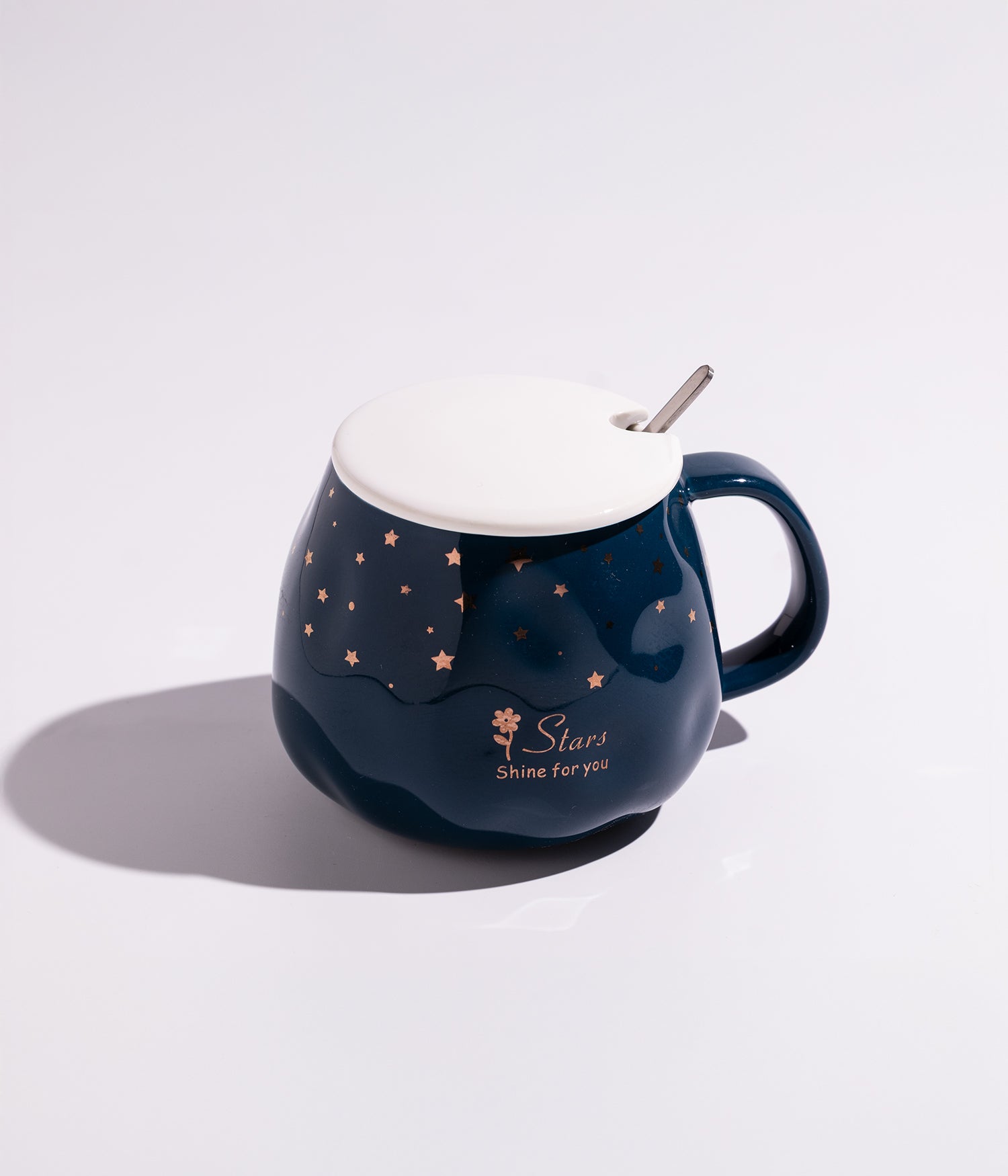 كوب سيراميك بتصميم لطيف مزين بالنجوم مع غطاء وملعقة باللون الأزرق