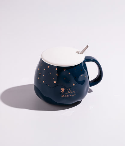 كوب سيراميك بتصميم لطيف مزين بالنجوم مع غطاء وملعقة باللون الأزرق