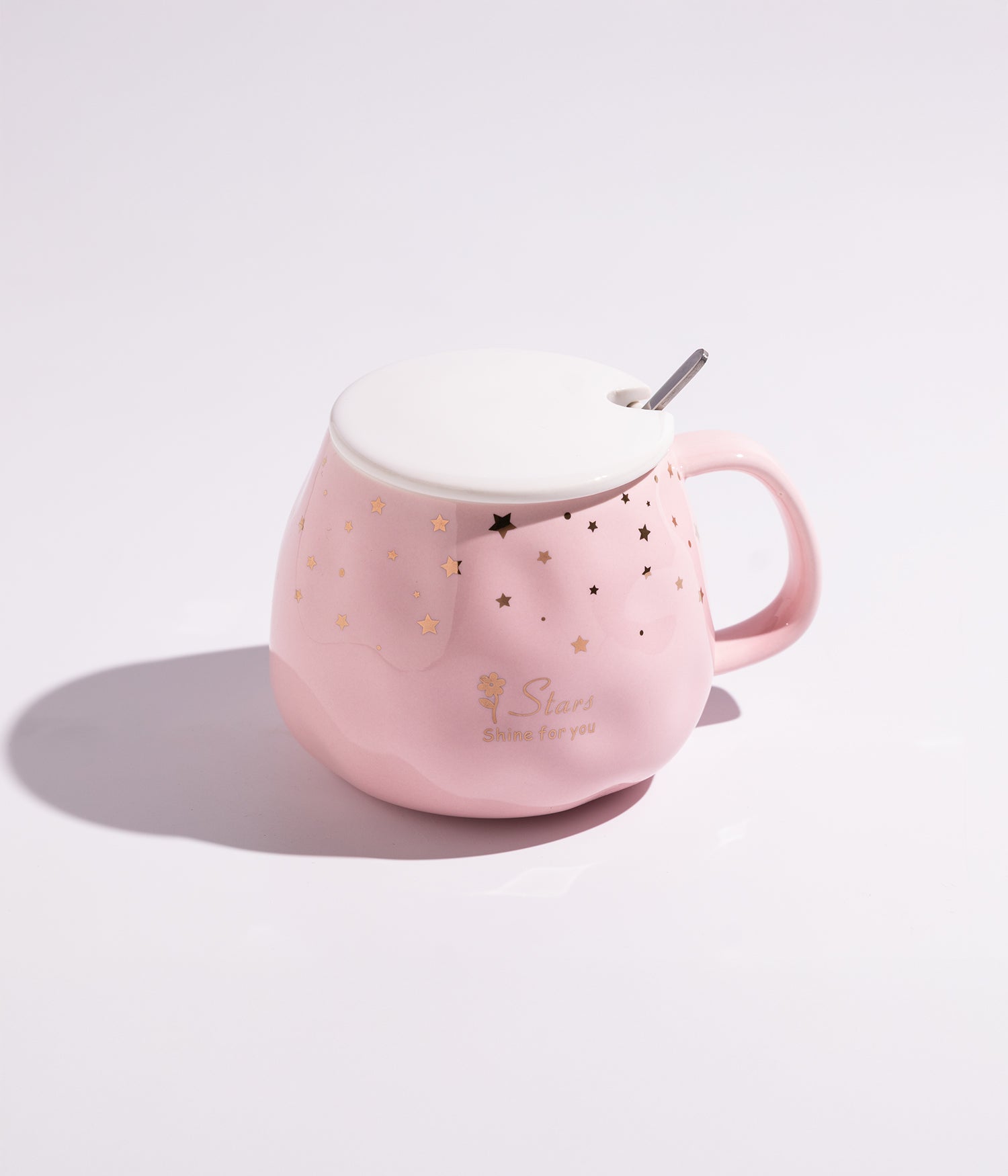 كوب سيراميك بتصميم لطيف مزين بالنجوم مع غطاء وملعقة باللون الوردي