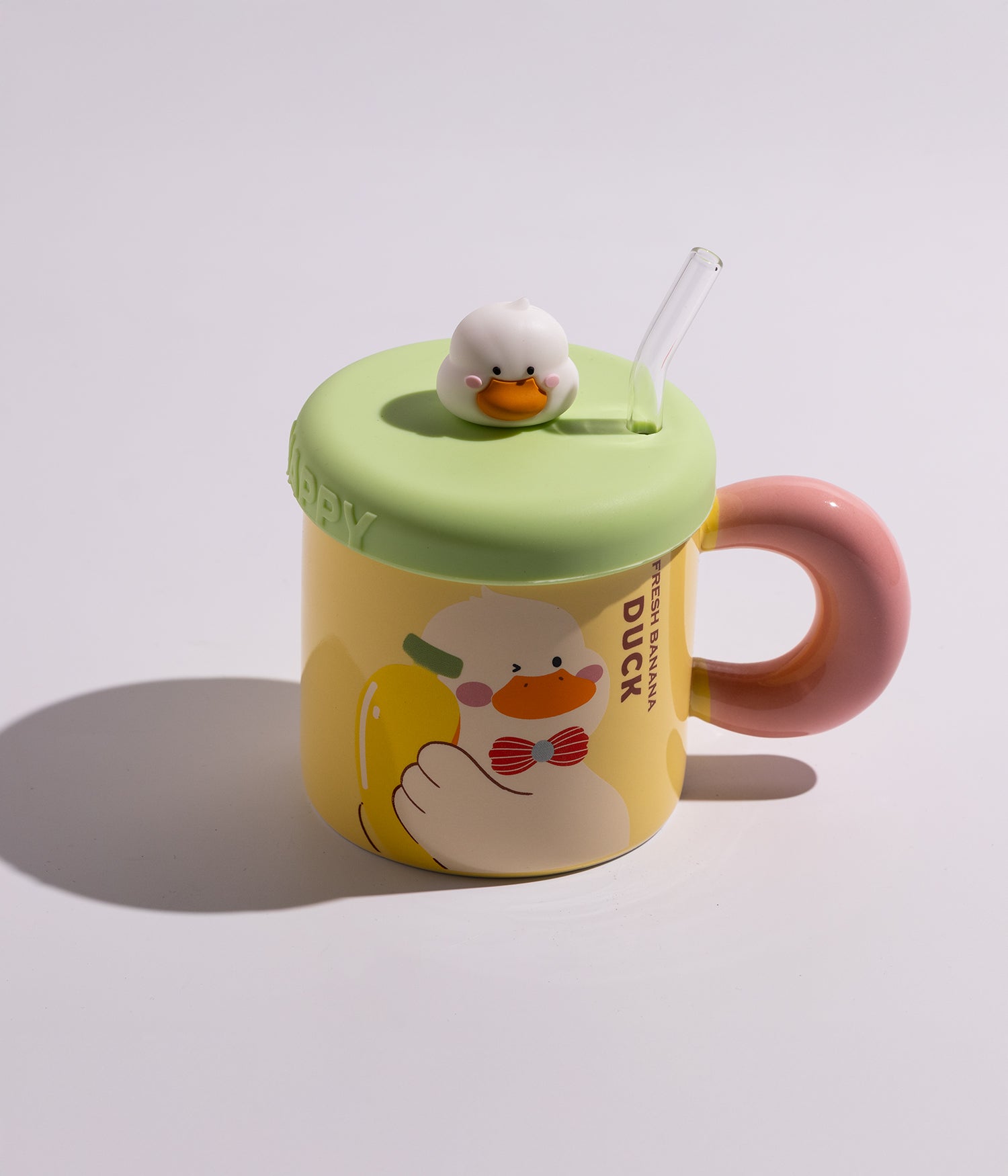 كوب سيراميك بتصميم بطوط وقطع فواكه مع غطاء على شكل بطوط ومزاز لون أصفر بغطاء أخضر