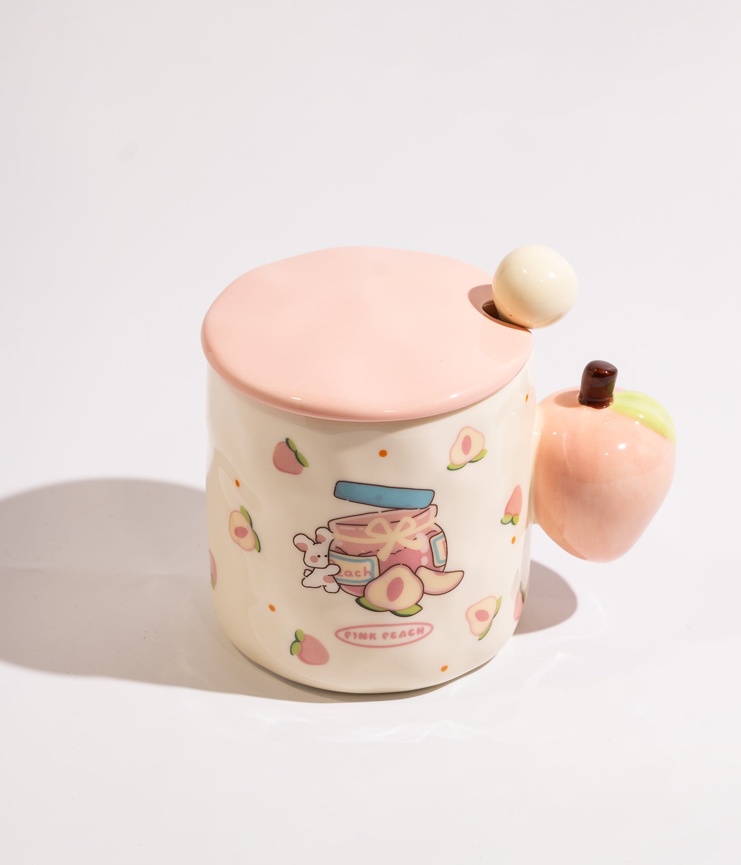 كوب سيراميك بتصميم مقبض على شكل دراق مع غطاء وملعقة لون وردي