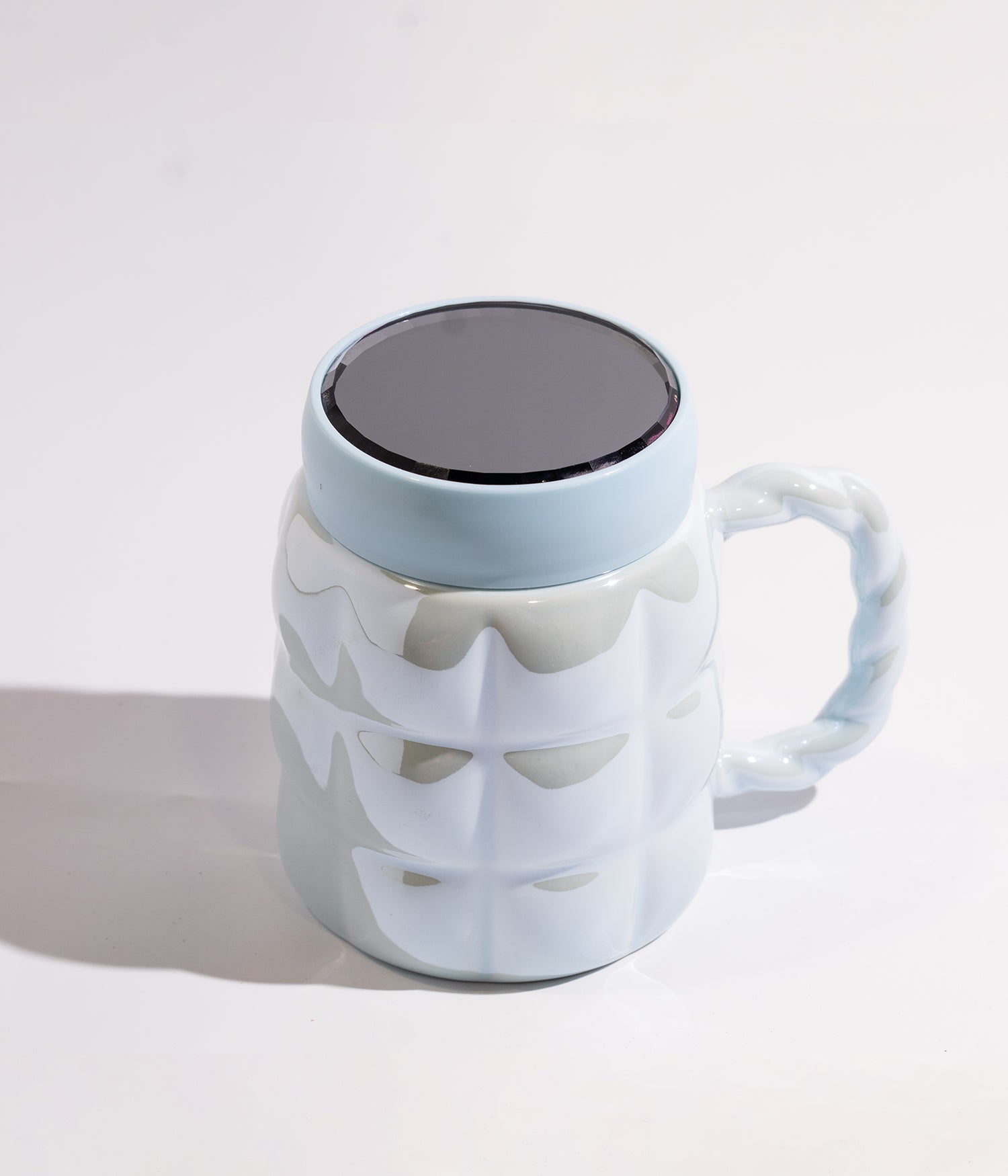 كوب سيراميك بتصميم هندسي وبألوان فاتحة مع غطاء محكم لحفظ الحرارة باللون الأزرق الفاتح