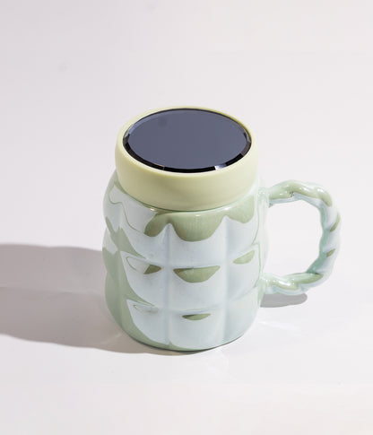 كوب سيراميك بتصميم هندسي وبألوان فاتحة مع غطاء محكم لحفظ الحرارة باللون الأخضر الفاتح
