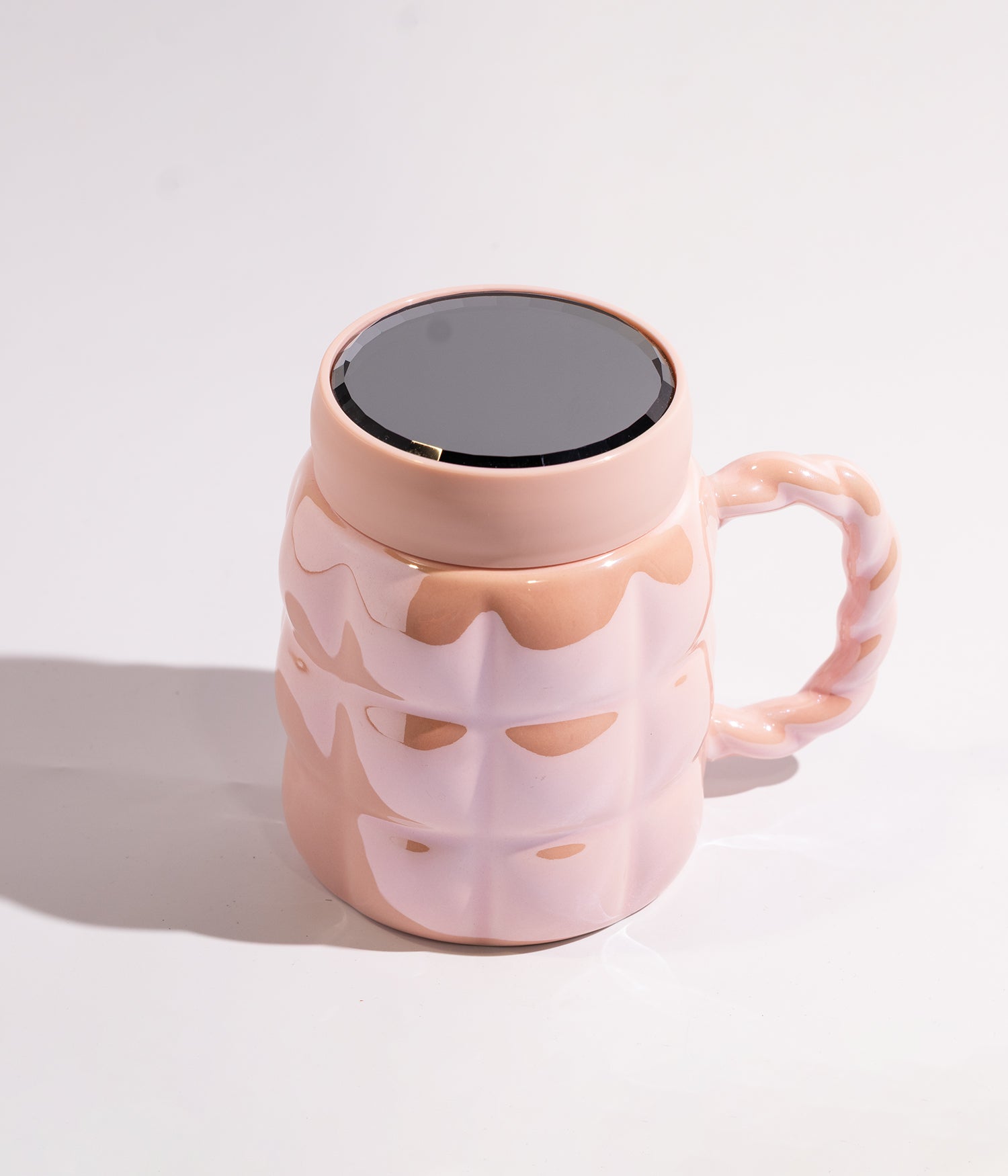 كوب سيراميك بتصميم هندسي وبألوان فاتحة مع غطاء محكم لحفظ الحرارة باللون البرتقالي الفاتح