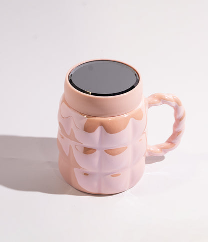 كوب سيراميك بتصميم هندسي وبألوان فاتحة مع غطاء محكم لحفظ الحرارة باللون البرتقالي الفاتح