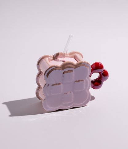 كوب سيراميك بتصميم هندسي على شكل مربعات مع مزاز لون وردي