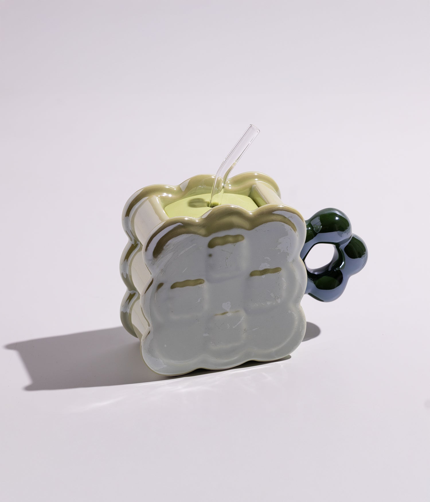 كوب سيراميك بتصميم هندسي على شكل مربعات مع مزاز لون أبيض