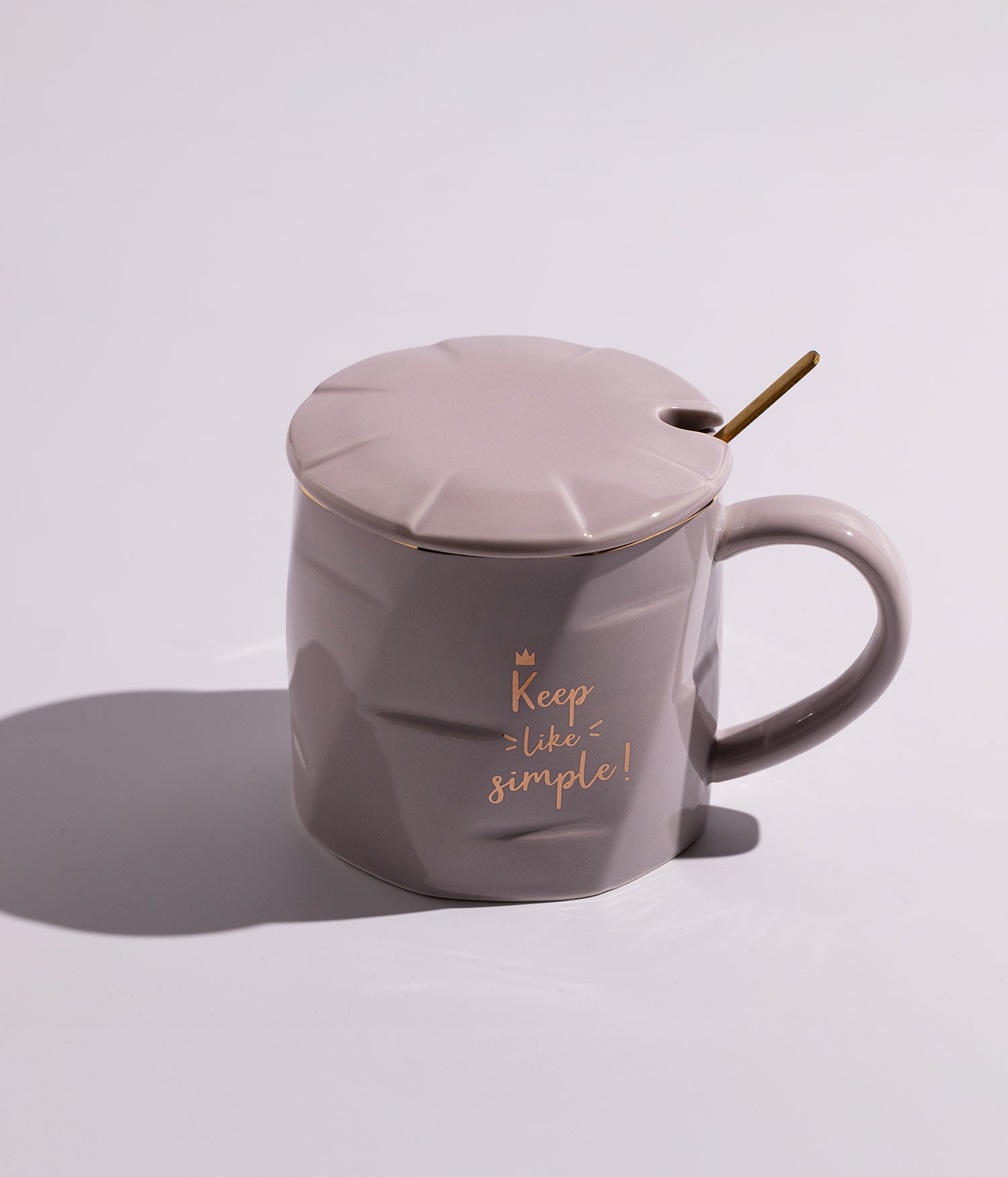 كوب سيراميك مزين بعبارات ملهمة باللون الذهبي، مع غطاء وملعقة، باللون الرمادي