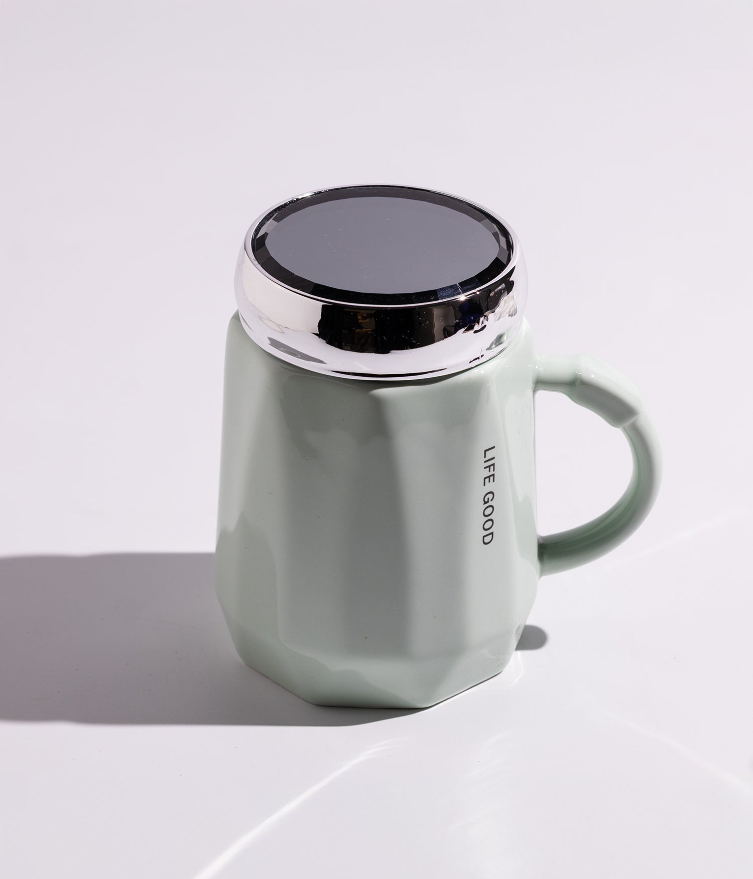 كوب سيراميك بتصميم عبارات تحفيزية أنيقة، مع غطاء فضي محكم الإغلاق لحفظ الحرارة، باللون الأخضر