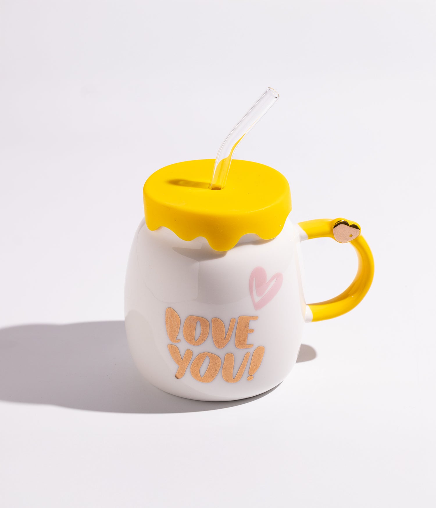 كوب سيراميك برسوم قلوب مع عبارة حب I Love You وغطاء أصفر ومزاز لسهولة الشرب لون أبيض