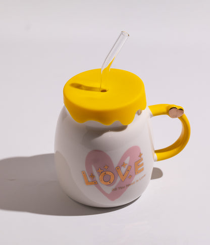 كوب سيراميك برسوم قلوب مع عبارة حب Love وغطاء أصفر ومزاز لسهولة الشرب لون أبيض