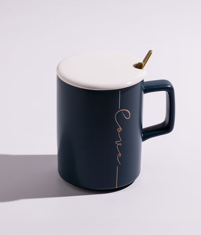 كوب سيراميك بتصميم كلمة «LOVE» مع غطاء وملعقة باللون الأزرق الغامق