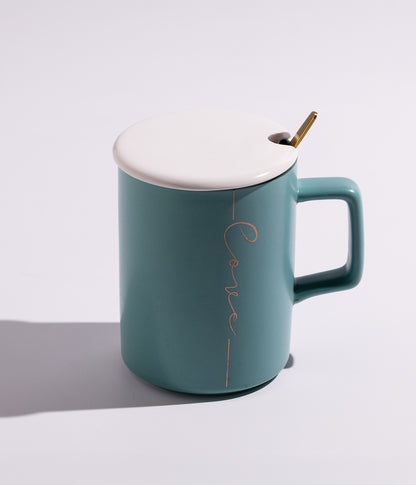 كوب سيراميك بتصميم كلمة «LOVE» مع غطاء وملعقة باللون الأزرق الفاتح