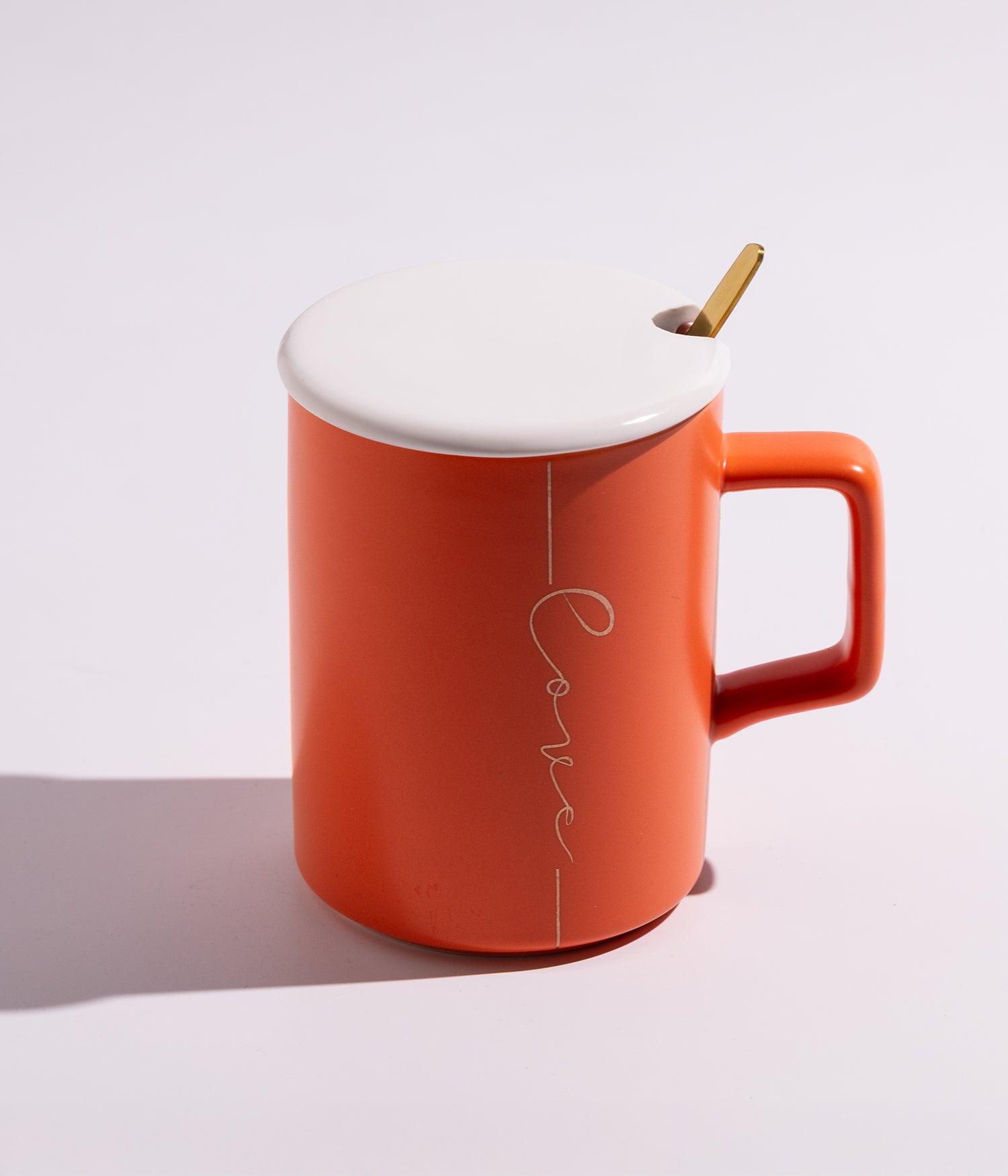 كوب سيراميك بتصميم كلمة «LOVE» مع غطاء وملعقة باللون البرتقالي الفاتح