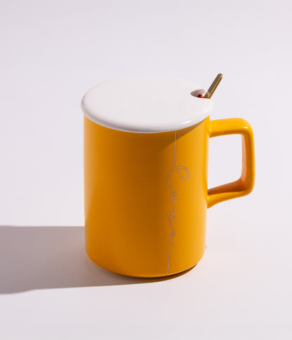 كوب سيراميك بتصميم كلمة «LOVE» مع غطاء وملعقة باللون الأصفر الفاتح