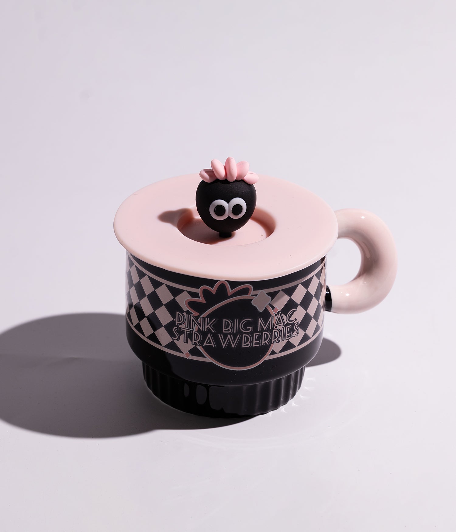 كوب سيراميك باللونين الوردي والأسود بتصميم كرتوني مع غطاء مجسم فراولة وملعقة