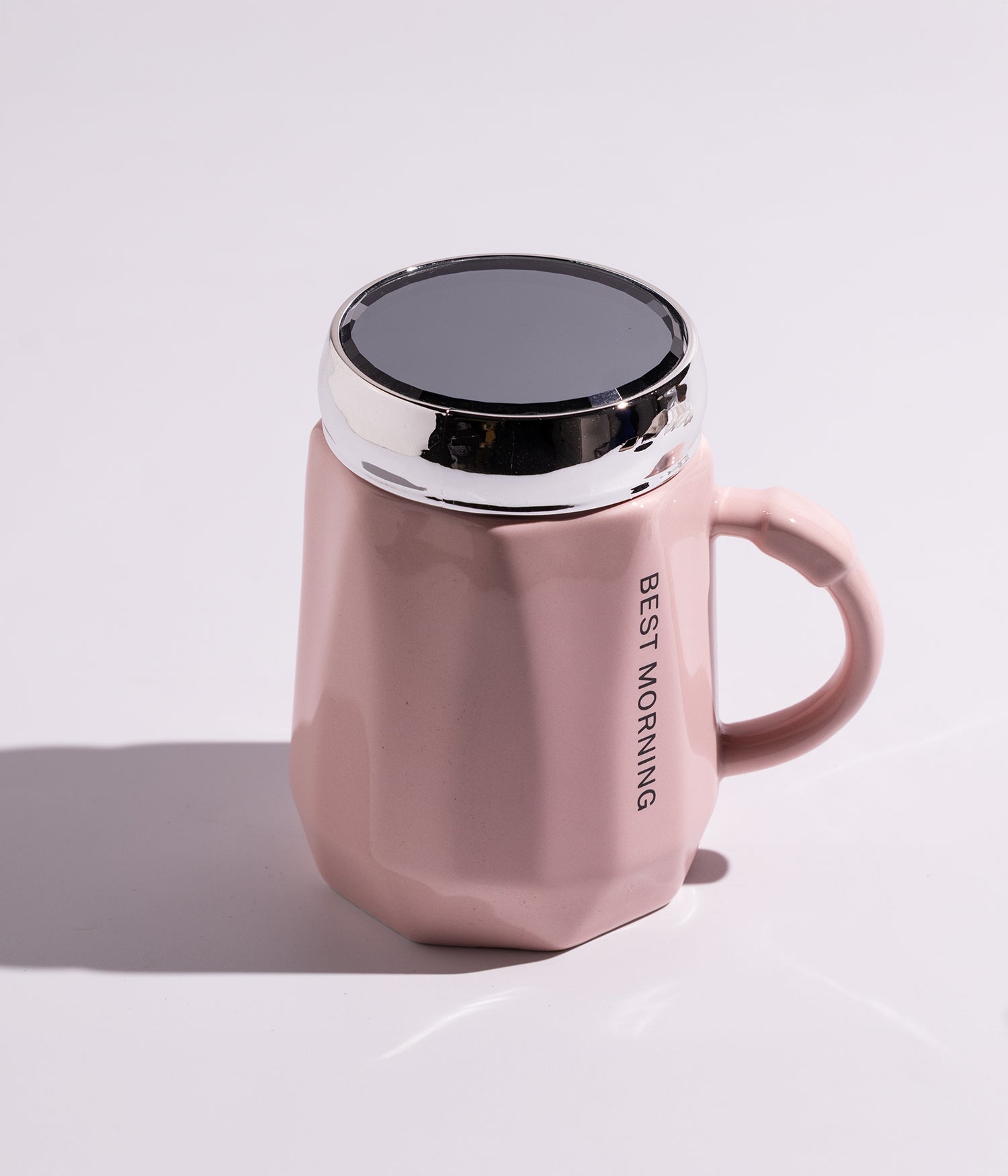 كوب سيراميك بتصميم عبارات تحفيزية أنيقة، مع غطاء فضي محكم الإغلاق لحفظ الحرارة، باللون الوردي