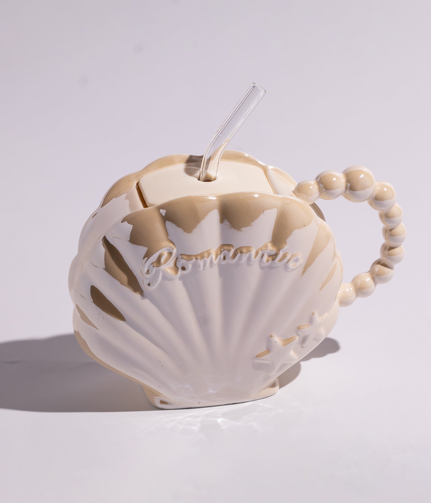 كوب سيراميك على شكل صدفة مع مقبض لؤلؤ ومزاز لون بني