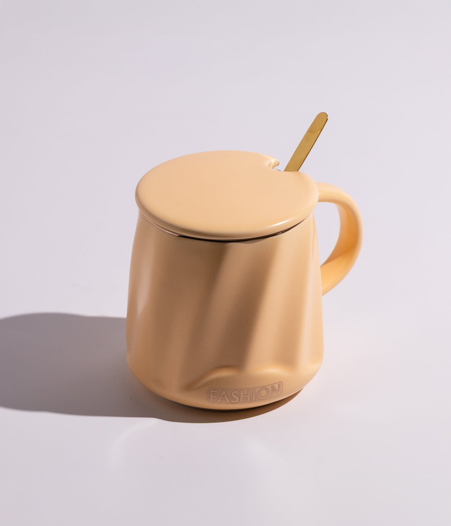 كوب سيراميك بكتابات متنوعة وتصميم خطوط مائلة مع غطاء وملعقة بعبارة «fashion» بلون برتقالي