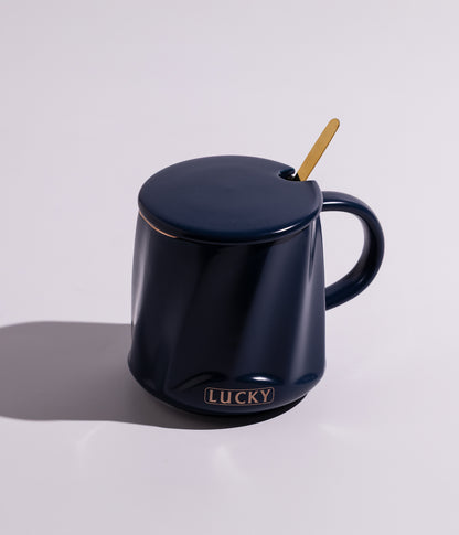 كوب سيراميك بكتابات متنوعة وتصميم خطوط مائلة مع غطاء وملعقة بعبارة «lucky» بلون أزرق