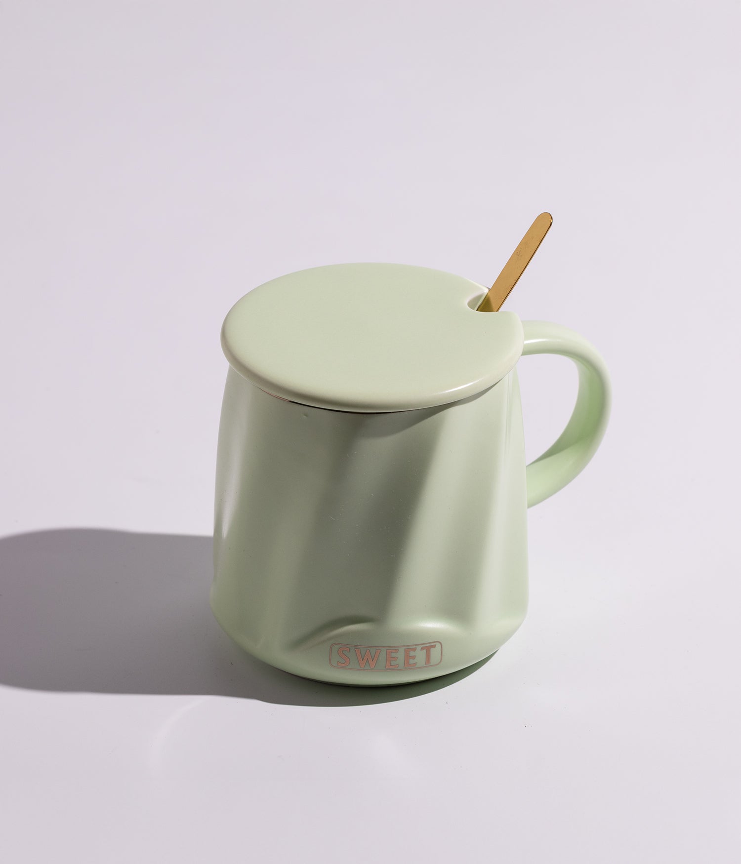 كوب سيراميك بكتابات متنوعة وتصميم خطوط مائلة مع غطاء وملعقة بعبارة «sweet» بلون أخضر