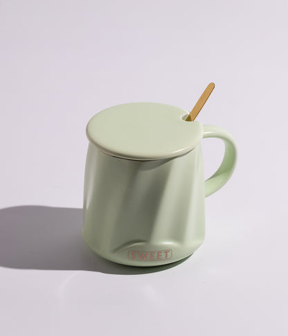 كوب سيراميك بكتابات متنوعة وتصميم خطوط مائلة مع غطاء وملعقة بعبارة «sweet» بلون أخضر
