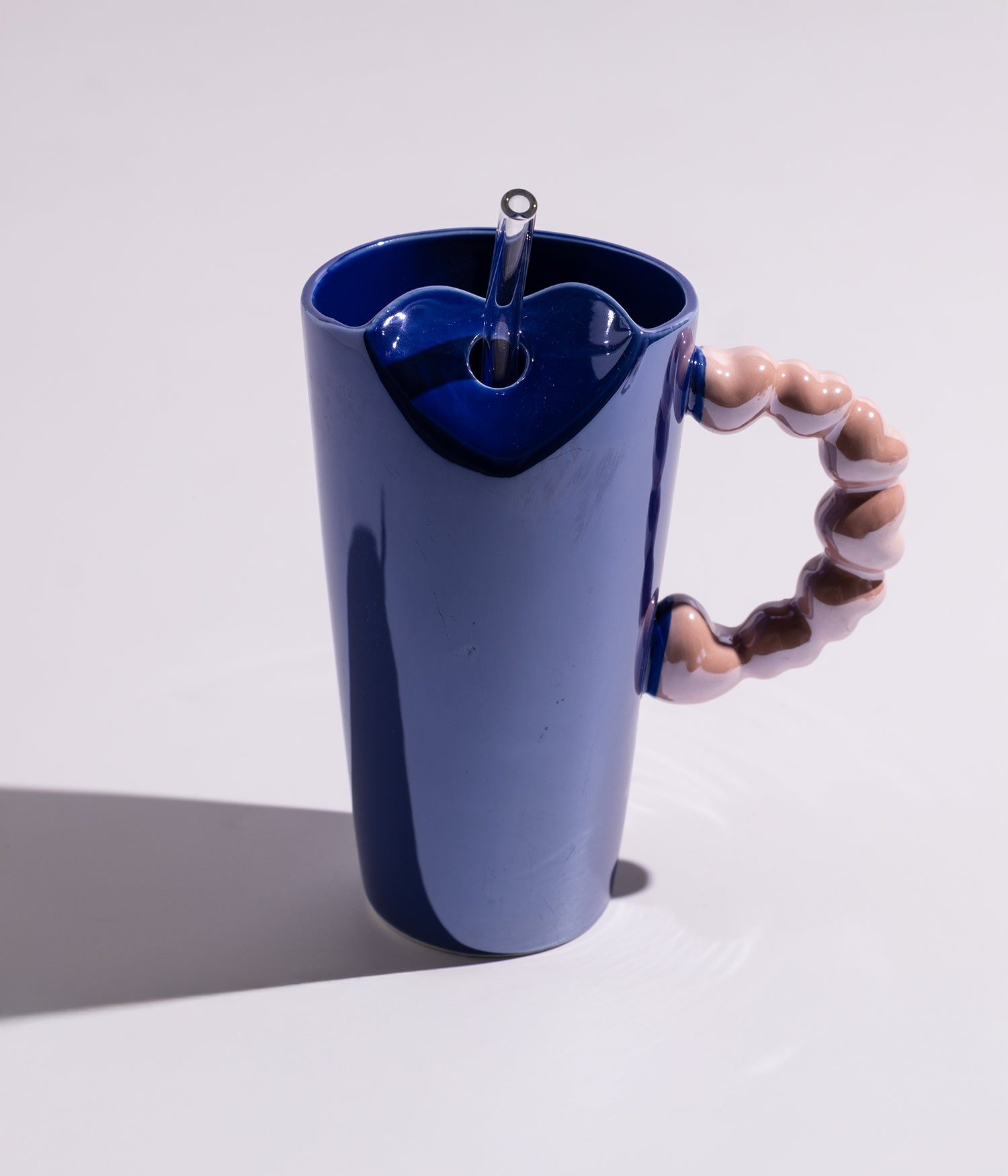 كوب سيراميك بتصميم سادة مع أشكال قلوب على المقبض ومزاز لون أزرق