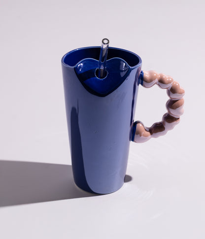 كوب سيراميك بتصميم سادة مع أشكال قلوب على المقبض ومزاز لون أزرق