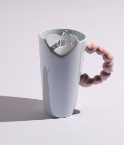 كوب سيراميك بتصميم سادة مع أشكال قلوب على المقبض ومزاز لون أبيض