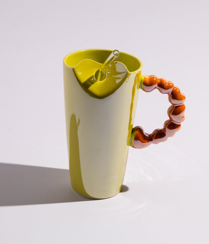 كوب سيراميك بتصميم سادة مع أشكال قلوب على المقبض ومزاز لون أصفر