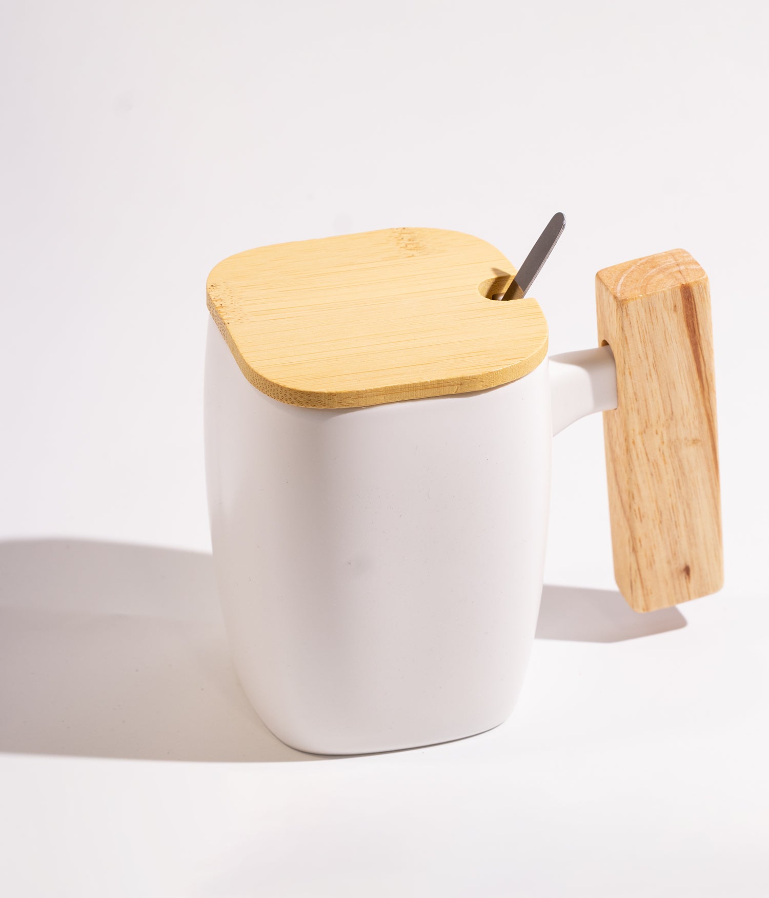 كوب سيراميك سادة مع غطاء خشبي ومقبض خشبي مميز الشكل، مع ملعقة باللون الأبيض