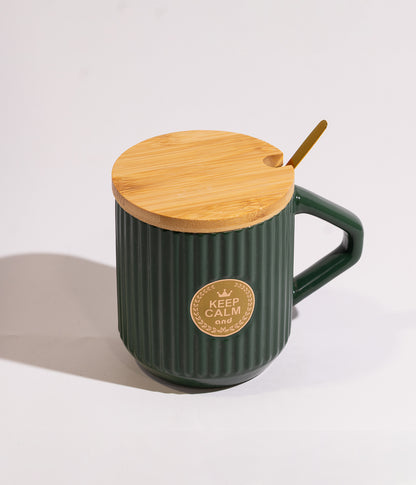 كوب سيراميك بتصميم مموج مع دائرة ذهبية ملكية في الوسط، مع غطاء خشبي وملعقة باللون الأخضر