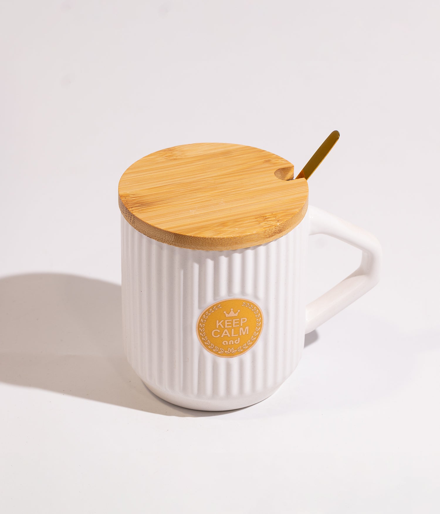 كوب سيراميك بتصميم مموج مع دائرة ذهبية ملكية في الوسط، مع غطاء خشبي وملعقة باللون الأبيض