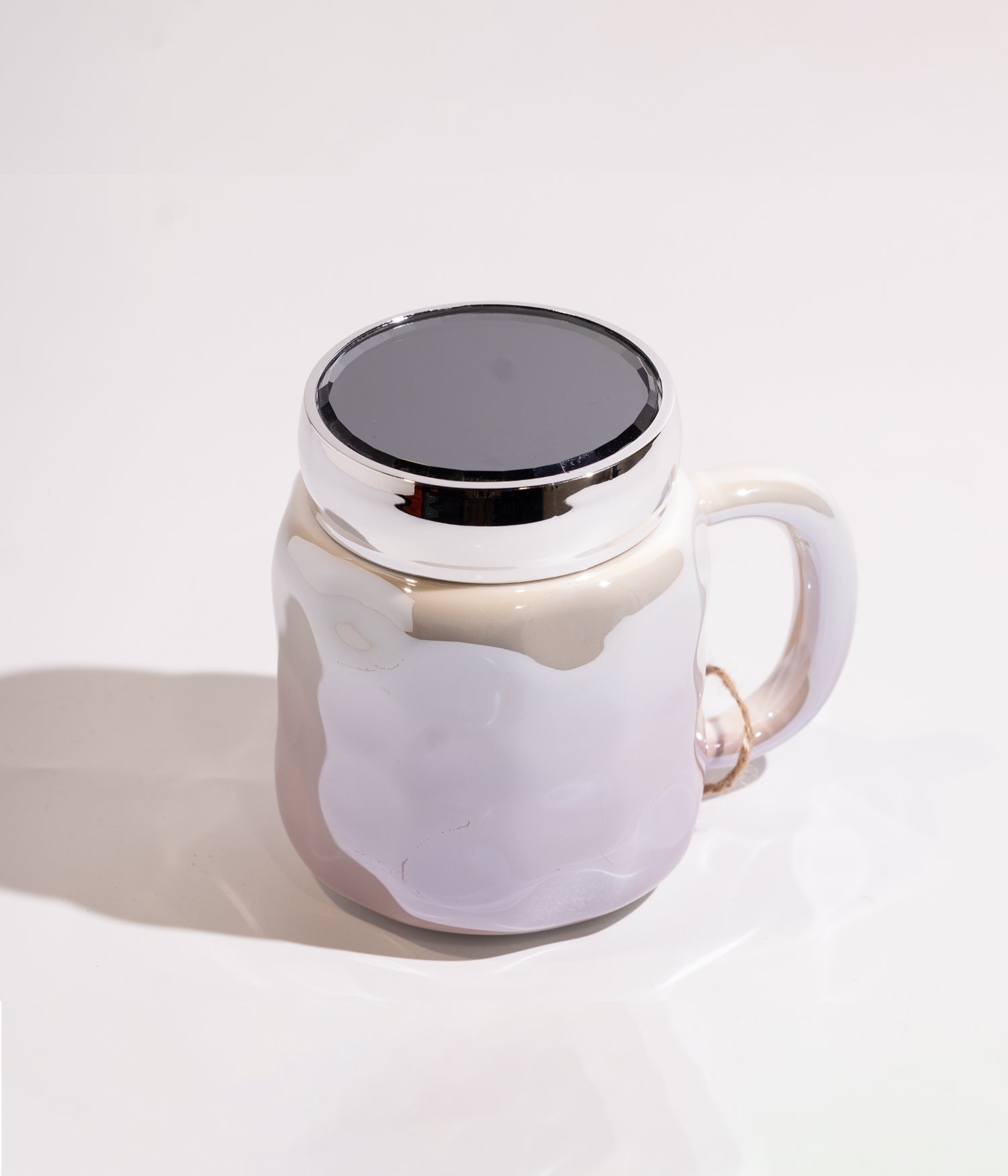 كوب سيراميك بتصميم هندسي مموج مع تدرج لوني فاتح، وغطاء محكم الإغلاق لحفظ الحرارة باللون الرمادي