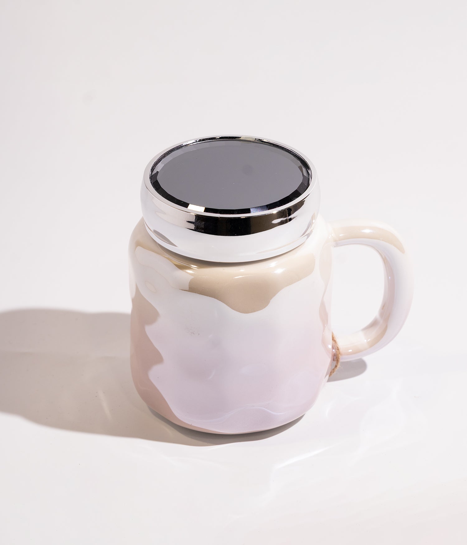 كوب سيراميك بتصميم هندسي مموج مع تدرج لوني فاتح، وغطاء محكم الإغلاق لحفظ الحرارة باللون النيلي